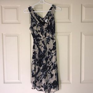 Adorable pleated maternity dress!